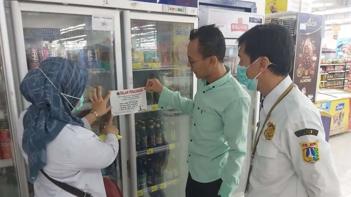 Dinas PPKUKM DKI Jakarta saat melakukan penyegelan. (Sumber: Dok. Kominfotik Pemprov Jakarta)
