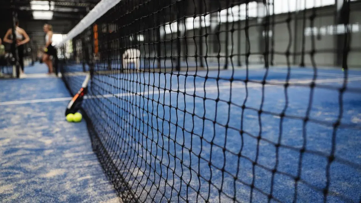 Ilustrasi, Pemprov DKI mulai segel lapangan padel di Jakarta yang tak berizin PBG. (Sumber: freepik)