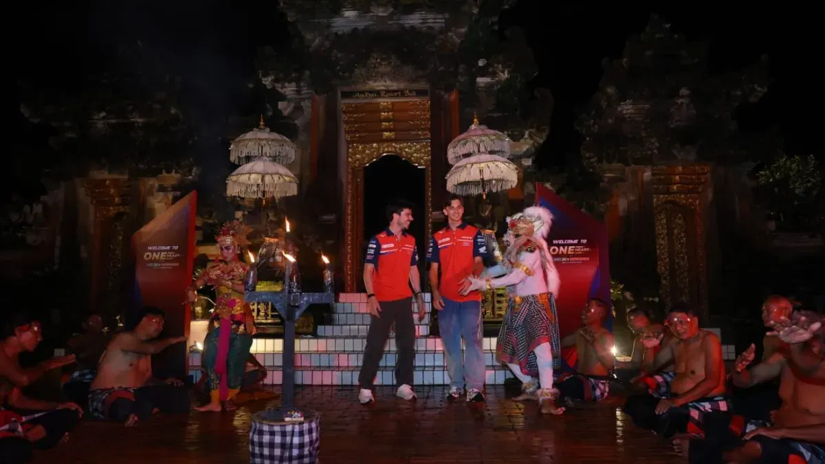 Dua pembalap MotoGP, Joan Mir dan Luca Marini belajar Tari Kecak di Bali. (Sumber: Honda)