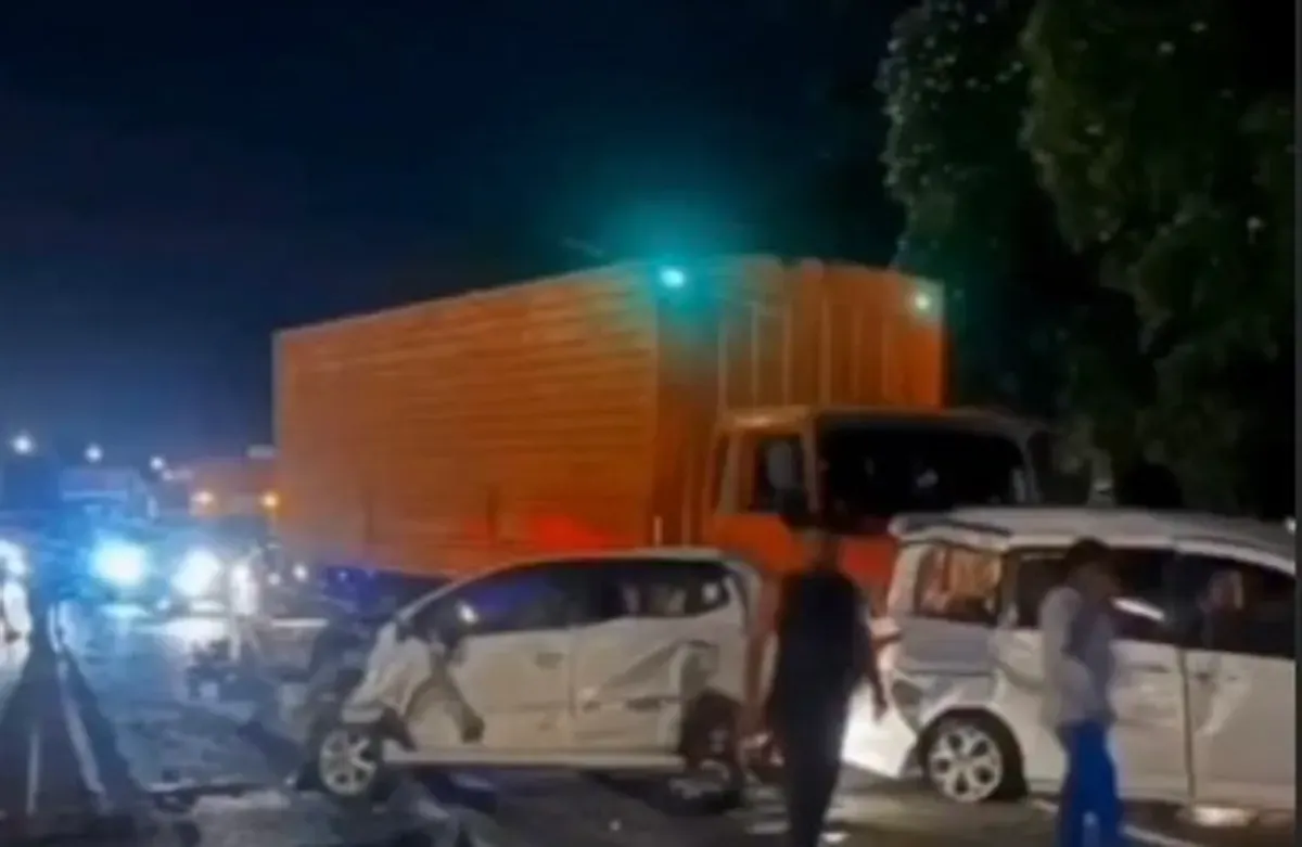 Kecelakaan beruntun dI Tol Cipularang KM 93 yang menyebabkan 2 orang tewas. (Sumber: Instagram/@jabodetabek24info)