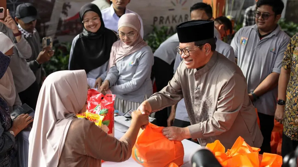 Gubernur Jakarta, Pramono Anung membagikan sembako mura kepada salah seorang warga di Jagakarsa, Jakarta Selatan, Kamis, 5 Maret 2026. (Sumber: Dok. Pemprov Jakarta)