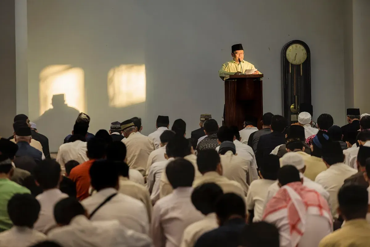 Khatib menyampaikan khutbah Jumat bertema keutamaan Ramadan di masjid sebagai pengingat bagi umat Islam untuk meningkatkan takwa dan ibadah selama bulan suci. (Sumber: Wilkimedia Commons)