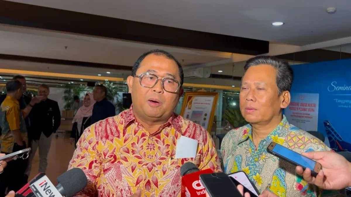 Praktisi hukum penerbangan Columbanus Priaardanto (kiri) seusai acara bedah buku Tanggung Jawab Hukum Produsen Pesawat Udara terhadap Korban Kecelakaan dalam Penyelenggaraan Penerbangan di Jakarta, Kamis, 5 Maret 2026. (Sumber: Dok. Istimewa)