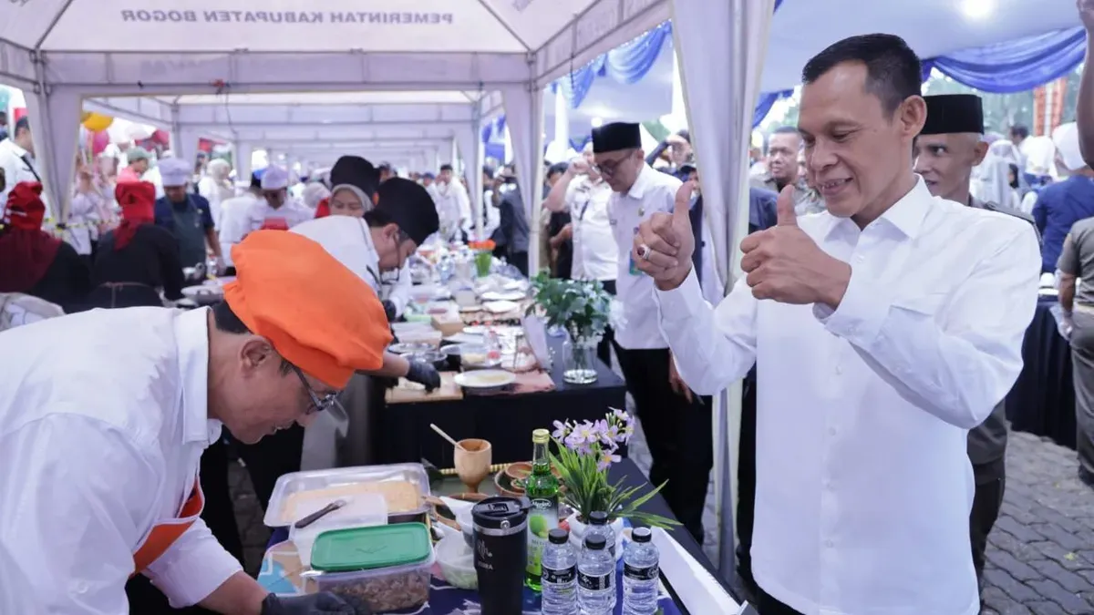 Wakil Bupati Bogor Ade Ruhandi meninjau lomba masak di halaman Gedung Tegar Beriman, Cibinong. (Sumber: Dok. Pemkab Bogor)