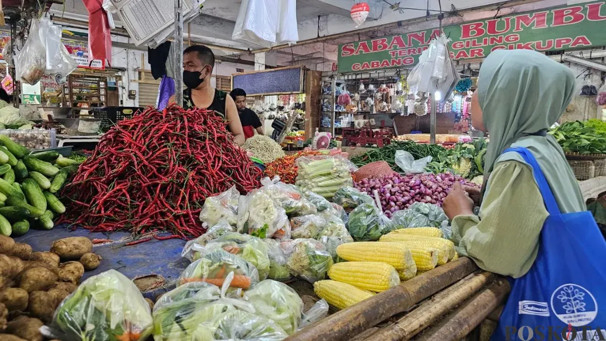 Pedagang sayuran di Pasar Gudang Tigaraksa, Kabupaten Tangerang, Kami, 5 Maret 2026. (Sumber: Poskota/Veronica Prasetio)