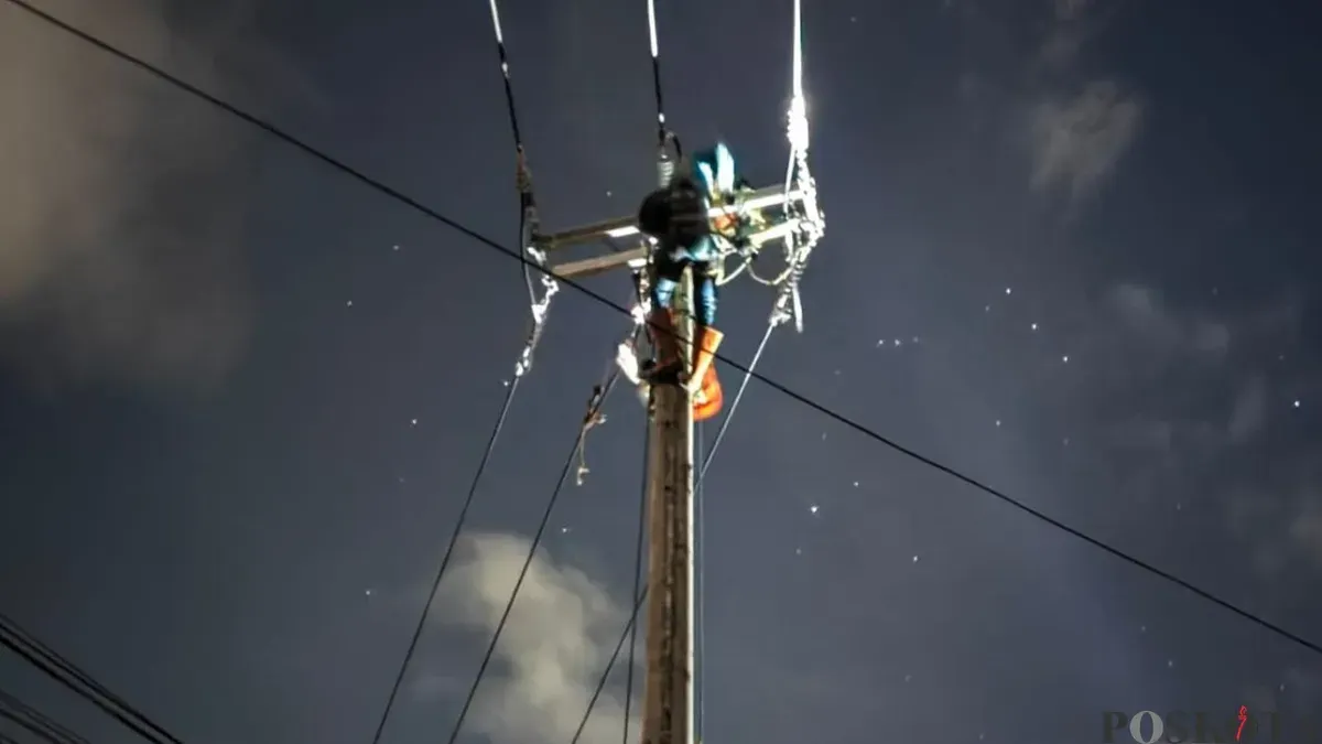 Petugas PLN UP3 Cimahi melakukan pengamanan pasokan jaringan Listrik di wilayah Kabupaten Bandung Barat. (Sumber: Poskota/Gatot Poedji Utomo)