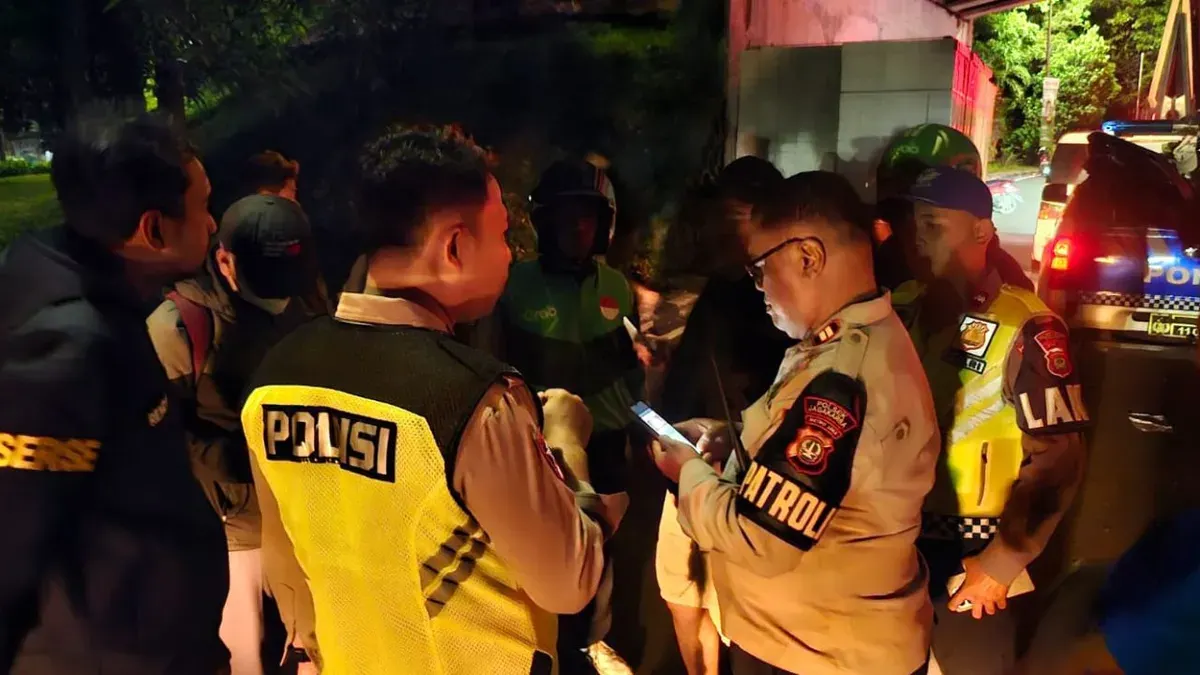 Petugas kepolisian mengecek lokasi kecelakaan di underpass UI Depok yang menewaskan seorang pemotor pada Kamis, 5 Maret 2026 dini hari. (Sumber: Dok. Polres Metro Depok)