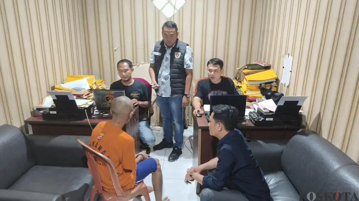 Pelaku curanmor berinisial F saat diperiksa petugas. (Sumber: Poskota/Veronica Prasetio)