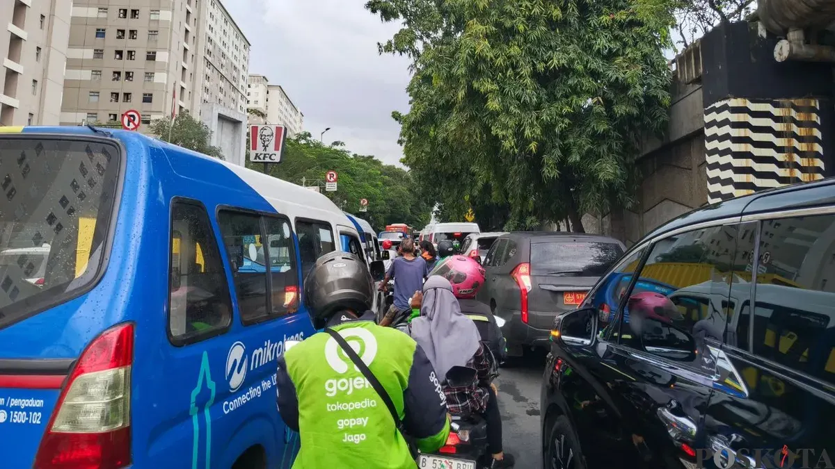 Kepadatan lalu lintas di Jalan TMP Kalibata, Jakarta Selatan. (Sumber: Poskota/Ali Mansur)