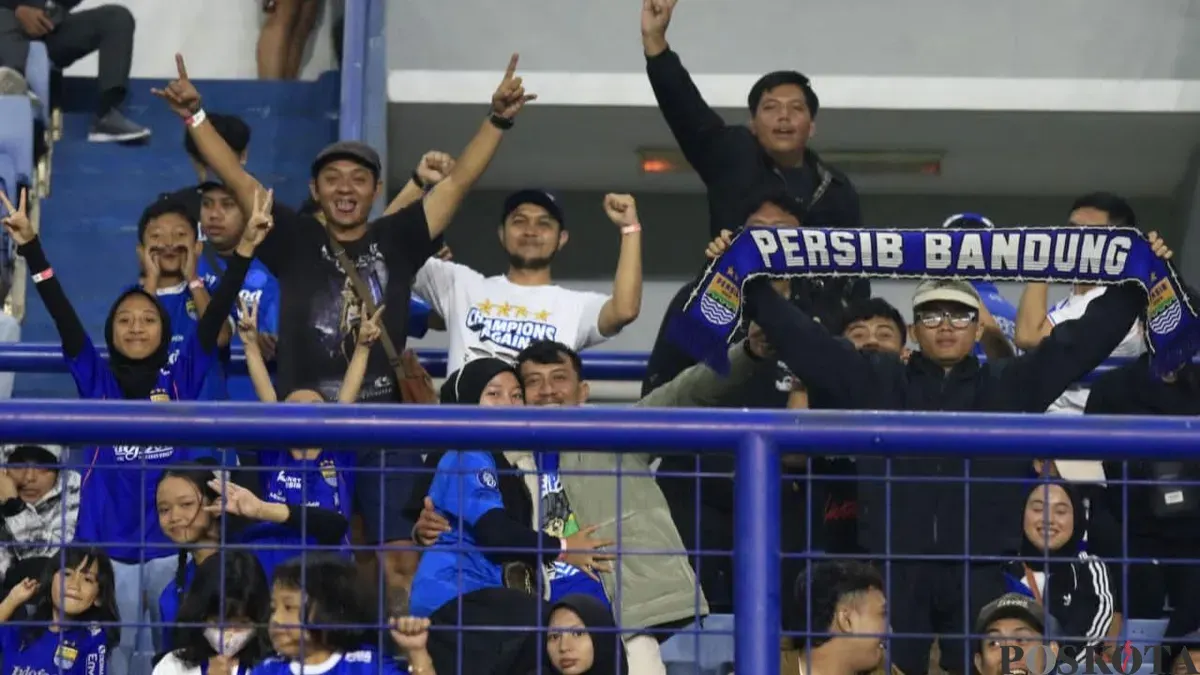 Bobotoh Persib memadati tribun penonton di Stadion GBLA, Bandung. (Sumber: Poskota/Gatot Poedji Utomo)