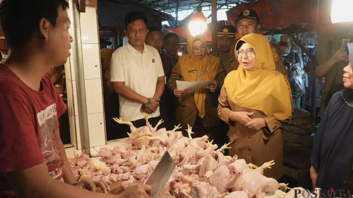 Bupati Pandeglang saat melakukan sidak harga pangan ke Pasar Badak Pandeglang. (Sumber: Poskota/Samsul Fatoni)