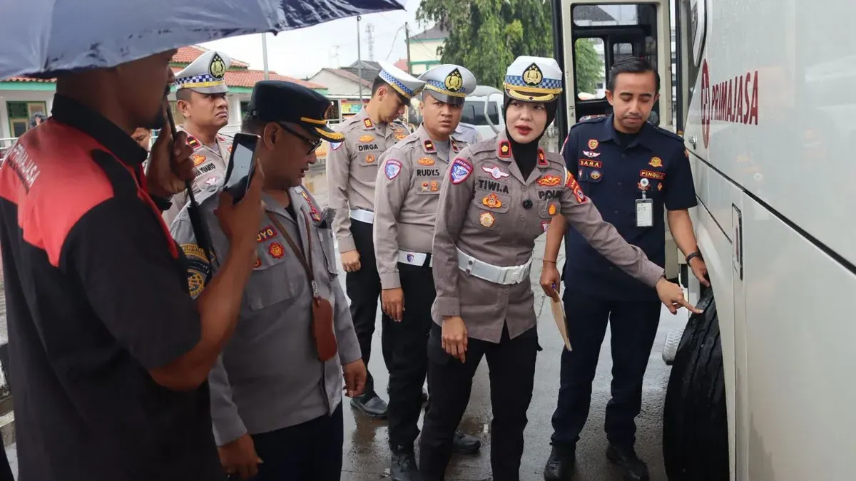 Personel Porlesta Serang memeriksa kendaraan dalam rangkaian ramp check di Terminal Pakupatan, Kota Serang, Kamis, 5 Maret 2026. (Sumber: Dok. Polresta Serang)
