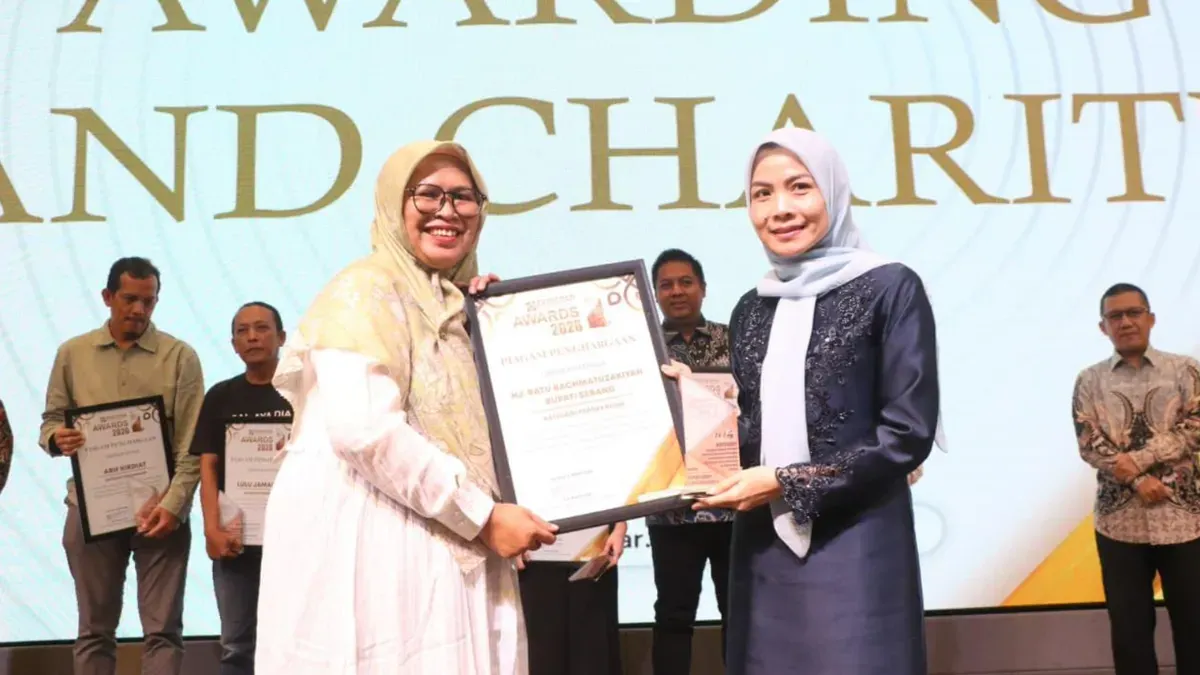 Bupati Serang Ratu Rachmatuzakiyah menerima Award 2026 kategori kepala daerah inovatif program Kemudahan Perizinan Berusaha bagi Investor di Kabupaten Serang dari Pokja Wartawan Ekbispar pada Jumat, 6 Maret 2026. (Sumber: Istimewa)