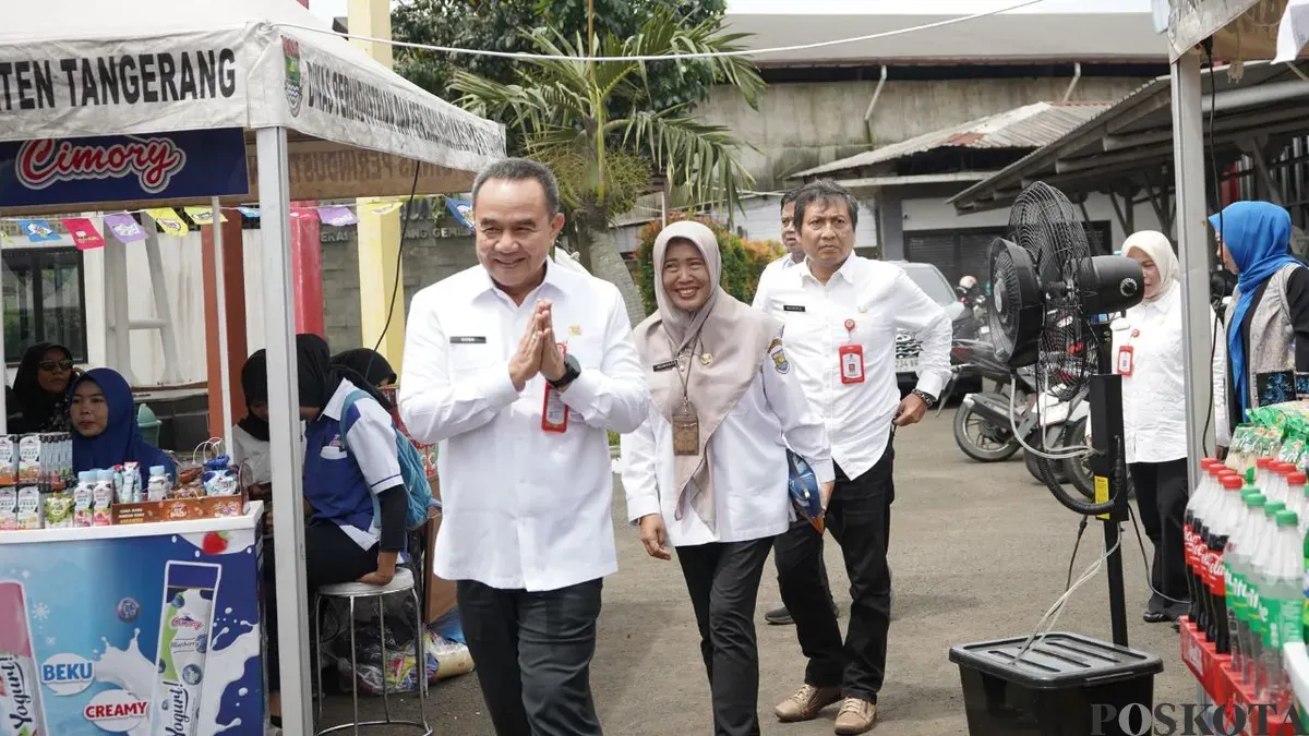 Sekda Kabupaten Tangerang, Soma Atmaja meninjau Bazar Ramadhan di Gerai Tangerang Gemilang, Jumat, 6 Maret 2026. (Sumber: Poskota/Veronica Prasetio)