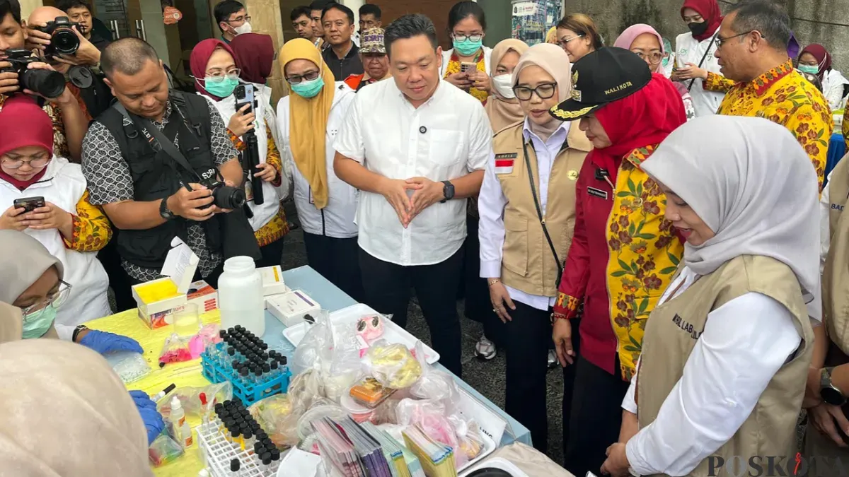 Pengecekan kandungan zat berbahaya pada makanan yang dijual pedagang takjik di Jalan Panjang Kelapa Dua, Kebon Jeruk, Jakarta Barat, Kamis, 5 Maret 2026. (Sumber: Poskota/Pandi Ramedhan)