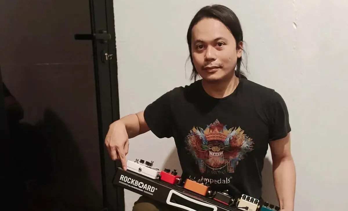 Sosok gitaris Zendhy Kusuma yang terlibat kontroversi dengan pemilik Bibi Kelinci Kopitiam, Nabilah O’Brien. (Sumber: Instagram/@zendhy.kusuma)