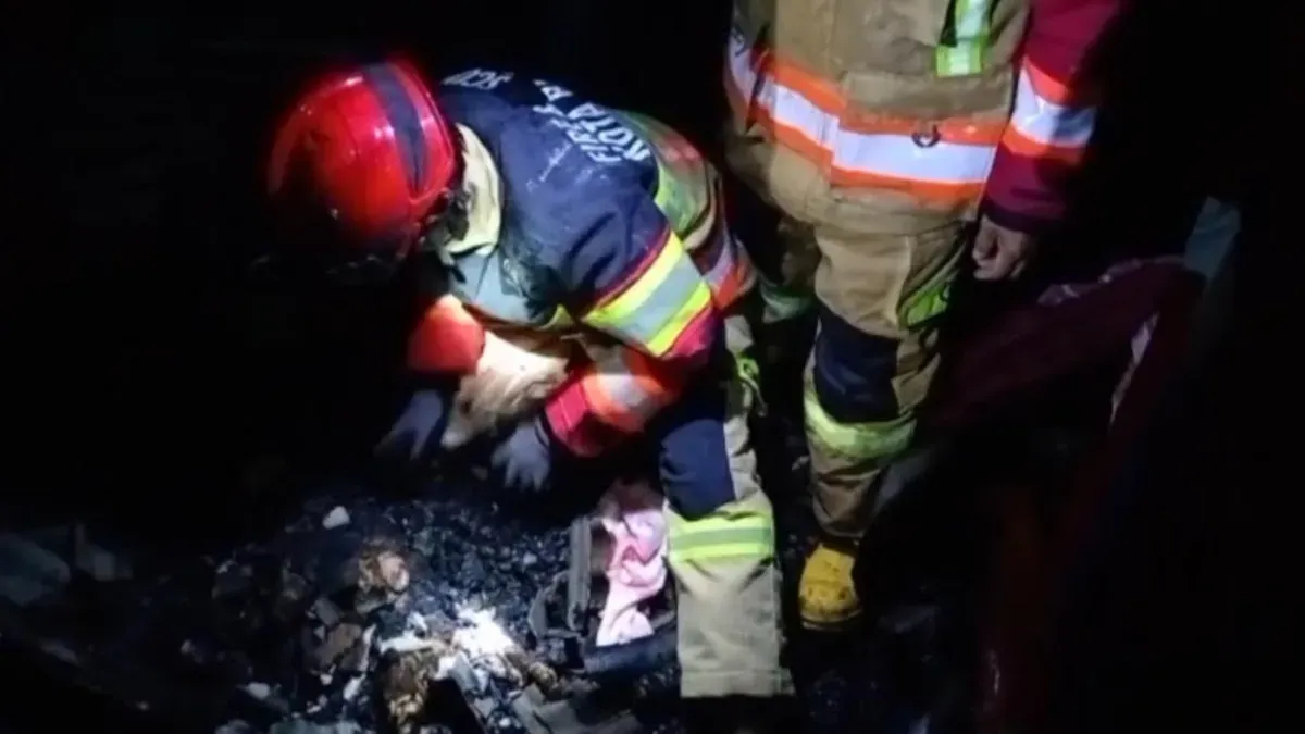 Petugas Damkar saat mengevakuasi tubuh balita berinisial Z, yang meninggal dunia akibat kebakaran di sebuah kontrakan, Kelurahan Tegallega, Kecamatan Bogor Tengah Kota Bogor, Kamis, 5 Maret 202 kemarin. (Sumber: Damkar Bogor)