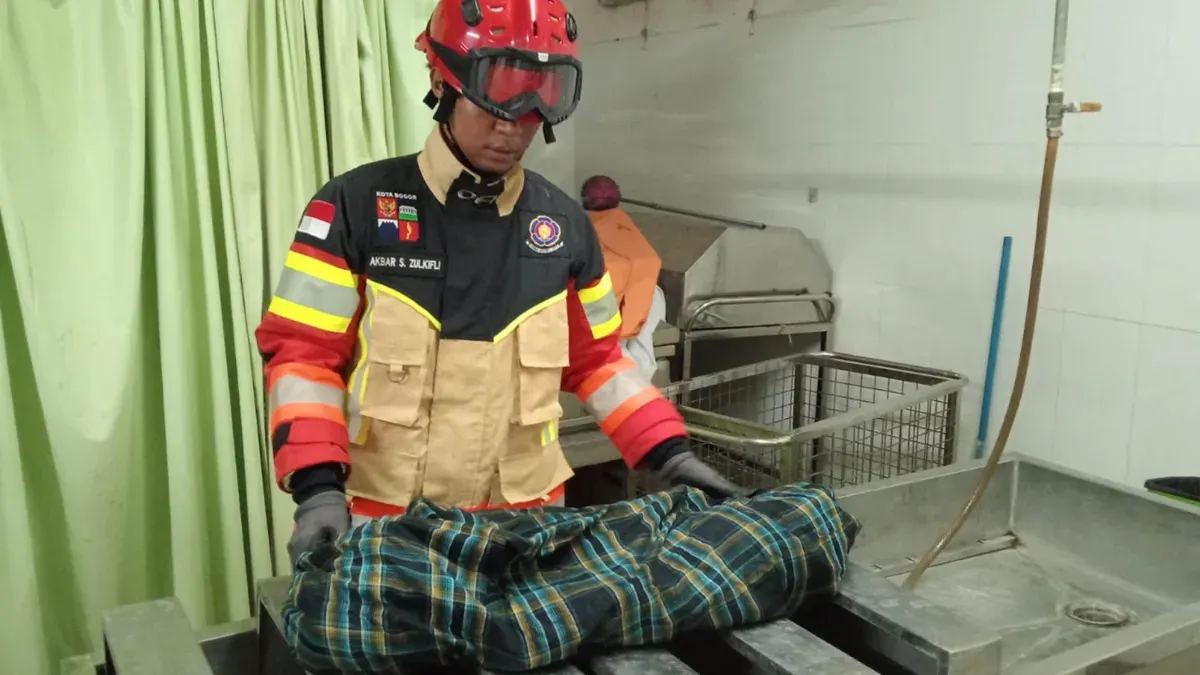 Petugas Damkar Kota Bogor membawa jasad, Z, 1 tahun usai mengevakuasi korban pasca kebakaran yang terjadi di Kelurahan Tegallega, Kecamatan Bogor Tengah, Kota Bogor, Kamis malam, 5 Maret 2025. (Sumber: Damkar Bogor)