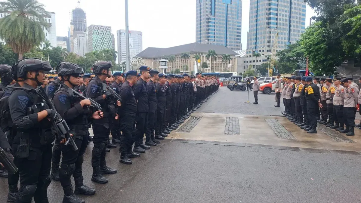 Personel gabungan dikerahkan untuk mengamankan aksi unjuk rasa yang rencananya digelar di kawasan selatan Monumen Nasional (Monas), Gambir, Jakarta Pusat, Jumat, 6 Maret 2026. (Sumber: Polres Metro Jakarta Pusat)