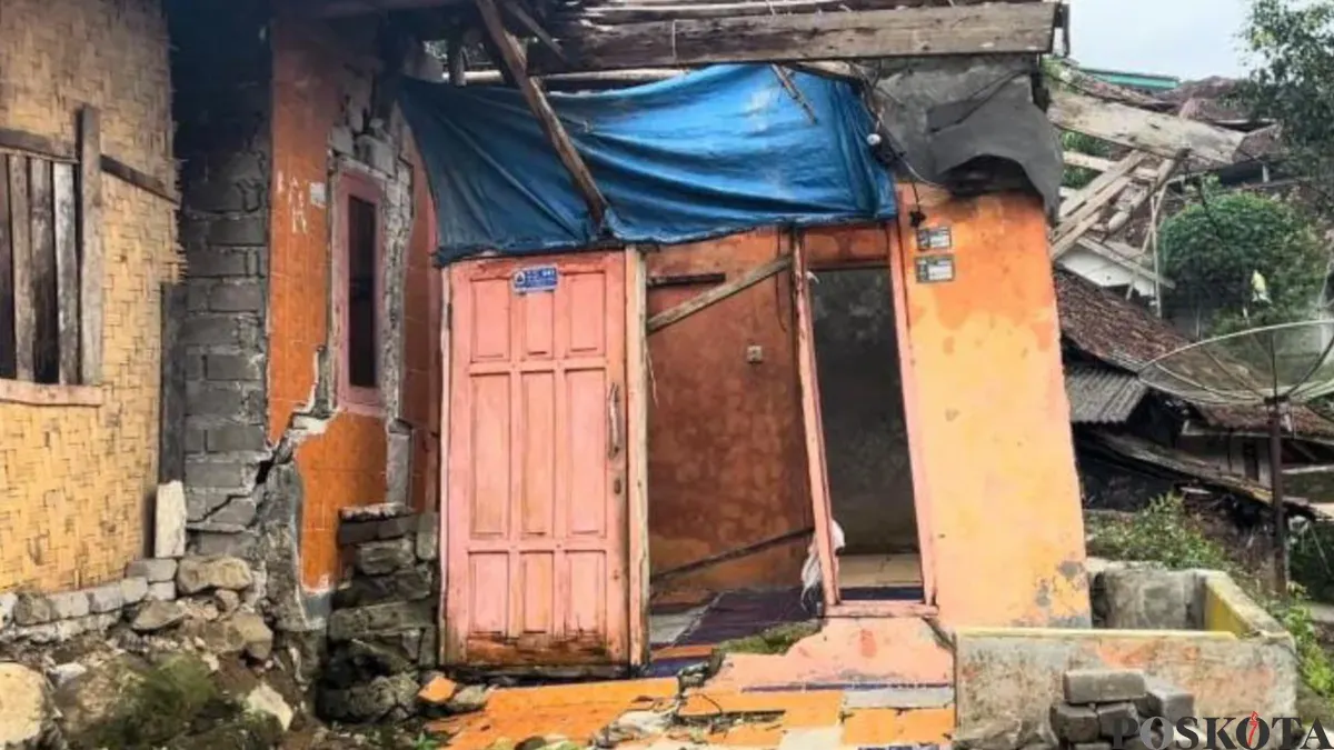 Salah satu rumah warga di Desa Bayah Timur, Kecamatan Bayah, Kabupaten Lebak, yang terdampak bencana pergerakan tanah. (Sumber: Poskota/Samsul Fatoni)