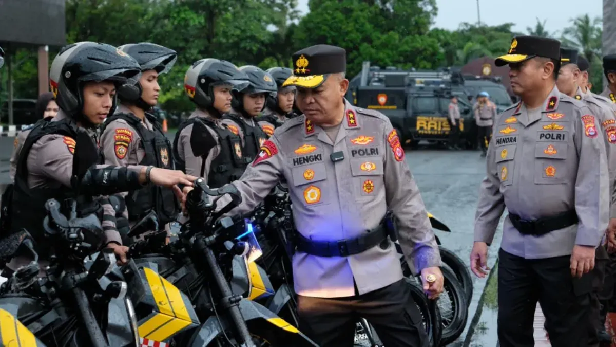 Kapolda Banten Irjen Pol Hengki saat memeriksa kendaraan yang akan digunakan dalam Operasi Ketupat Maung 2026. (Sumber: Polda Banten)