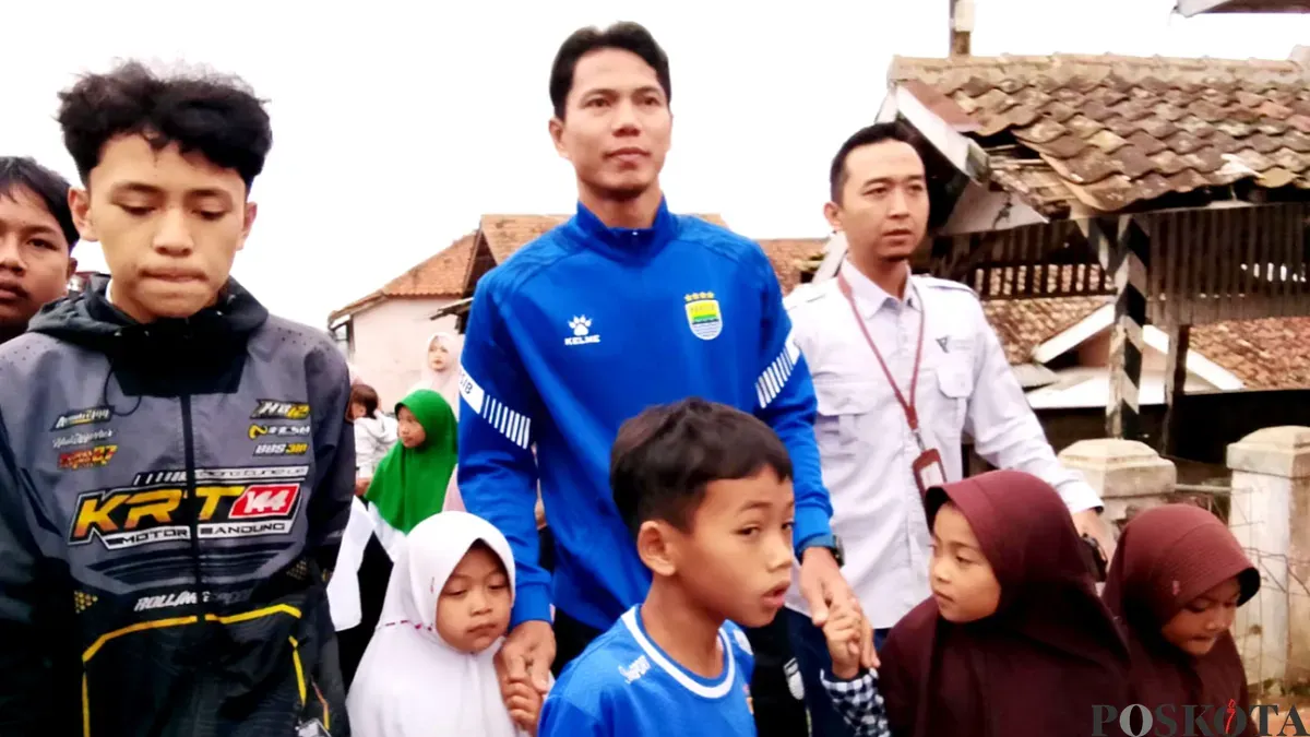Pemain Persib Bandung bersama Pimpinan Cabang Dompet Dhuafa nampak akrab dengan anak-anak penyintas Longsor Pasirlangu. (Sumber: Poskota/Gatot Poedji Utomo)