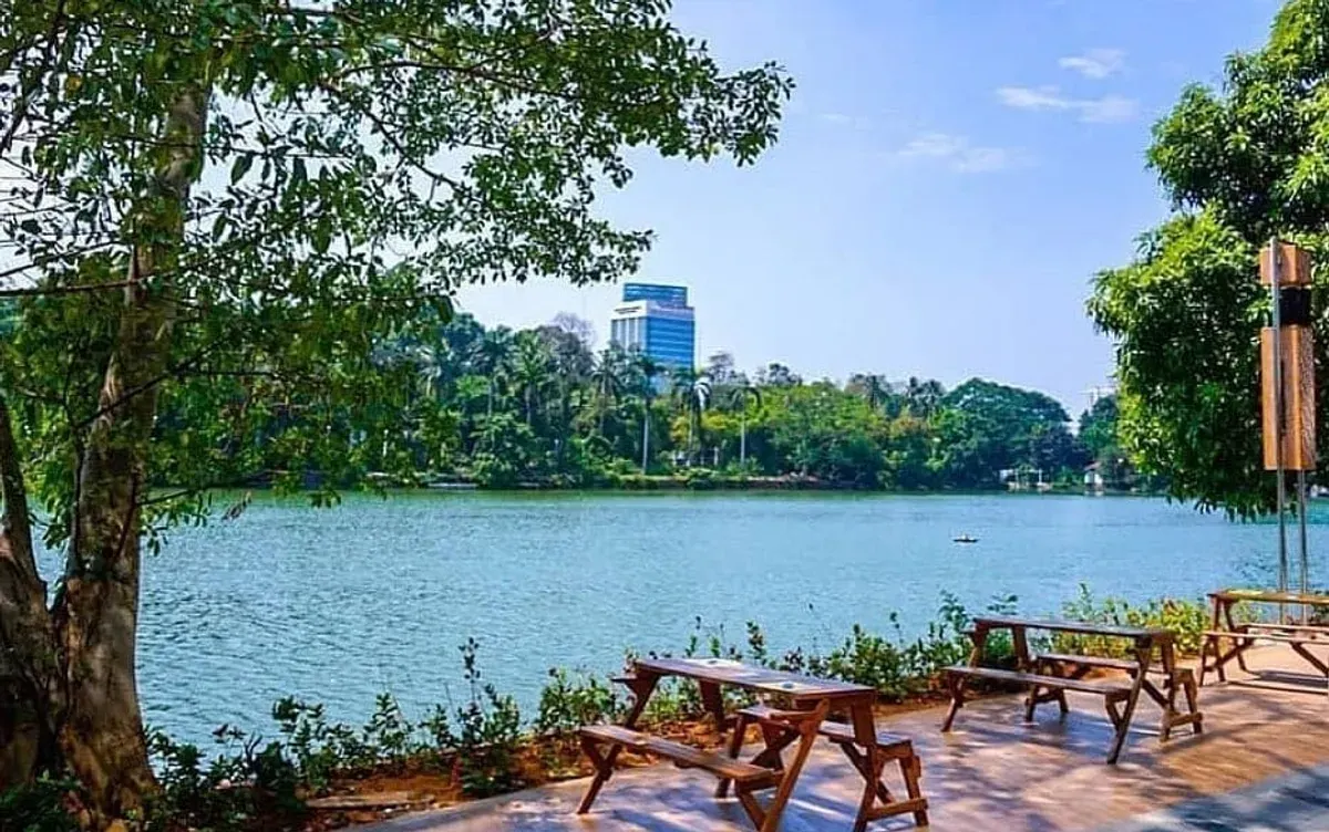 Suasana masyarakat berburu takjil di kawasan Senayan Park, Jakarta, yang menjadi salah satu lokasi favorit ngabuburit selama bulan Ramadan. (Sumber: Facebook/HUmas Walikota Jakarta Pusat)