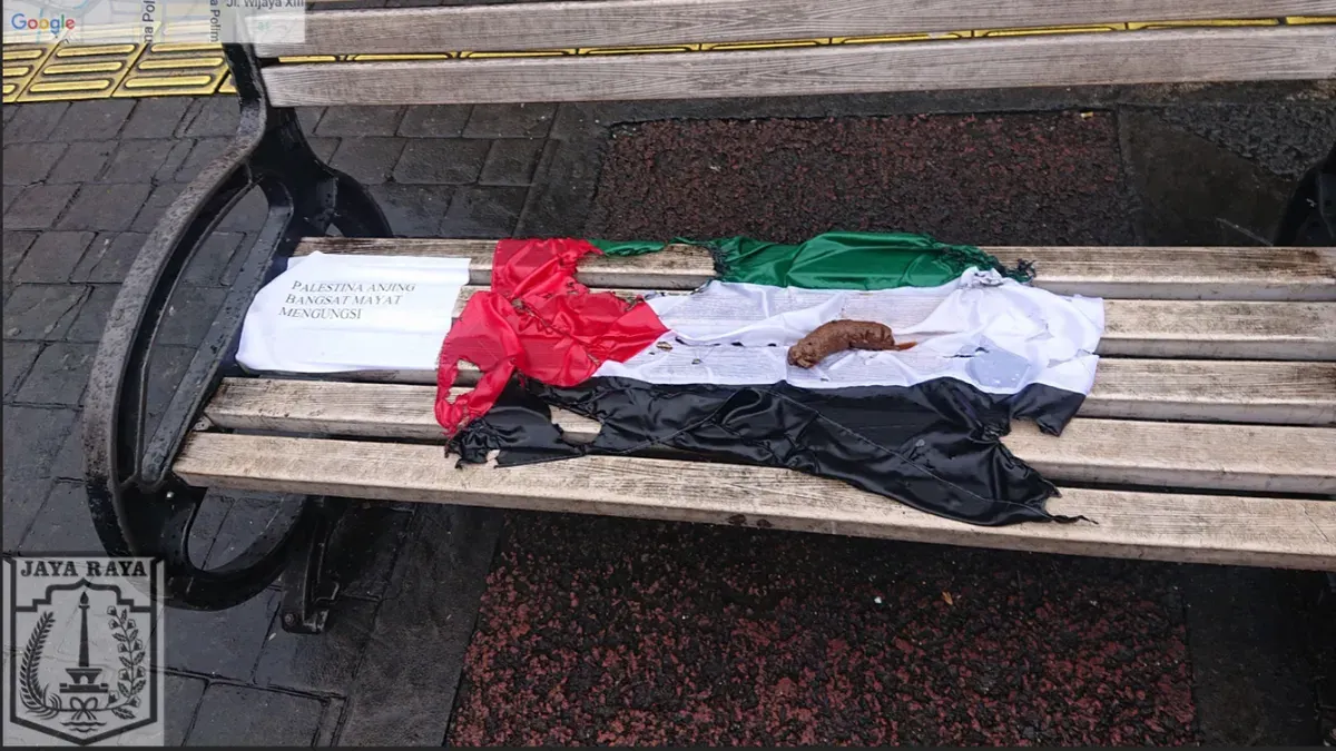Sebuah bendera di bangku trotoar kawasan Kebayoran Baru, Jakarta Selatan, yang terdapat kotoran manusia ditemukan petugas pada Jumat, 6 Maret 2026. (Sumber: Istimewa)