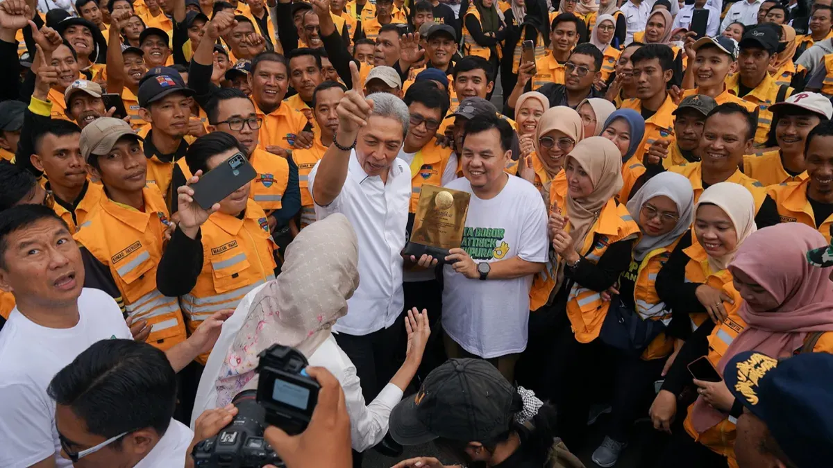 Wali Kota Bogor, Dedie Abdu Rachim (kiri) dan Ketua DPRD, Adityawarman Adil (kanan) saat menerima penghargaan dari Menteri Lingkungan Hidup RI berupa Sertifikat Menuju Kota Bersih Tahun 2026. (Sumber: Istimewa)