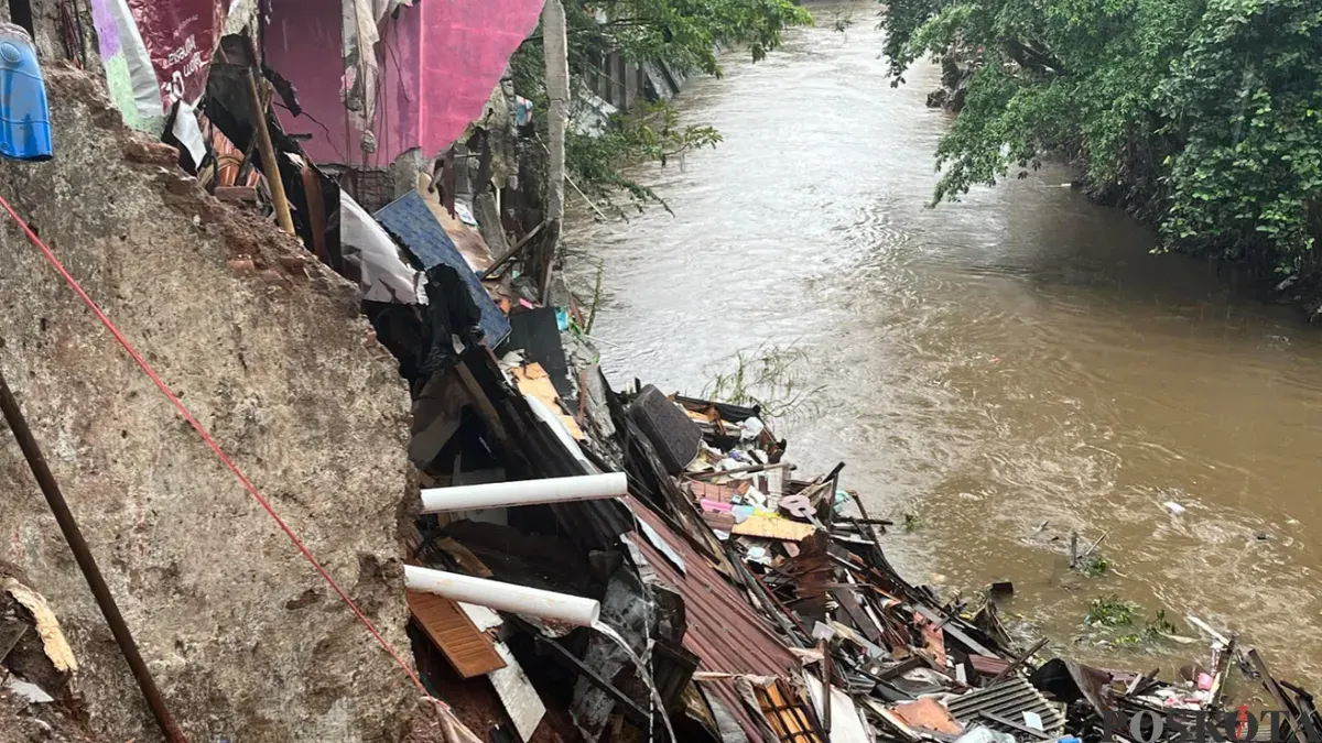 Kondisi bangunan rumah kontrakan pasca kejadian longsor di Jalan X, Kelurahan Kebon Baru, Kecamatan Tebet, Jakarta Selatan, Sabtu, 7 Maret 2026. (Sumber: Poskota/Pandi Ramedhan)