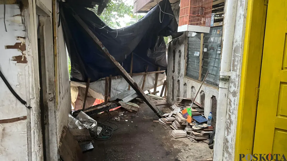 Kondisi bangunan rumah kontrakan pasca kejadian longsor di Jalan X RT 06 RW 08 Kelurahan Kebon Baru, Kecamatan Tebet, Jakarta Selatan, Sabtu, 7 Maret 2026. (Sumber: Poskota/Pandi Ramedhan)