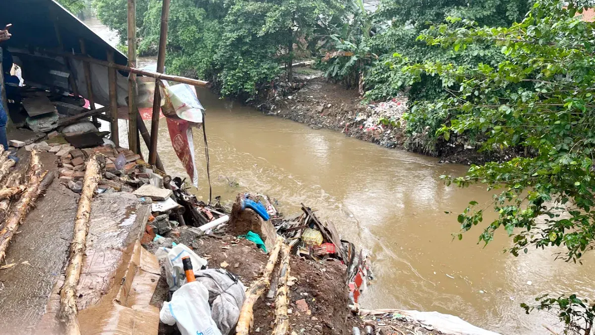 Kondisi bangunan rumah kontrakan pasca kejadian longsor di Jalan X RT 06 RW 08 Kelurahan Kebon Baru, Kecamatan Tebet, Jakarta Selatan, Sabtu, 7 Maret 2026. (Sumber: Poskota/Pandi Ramedhan)