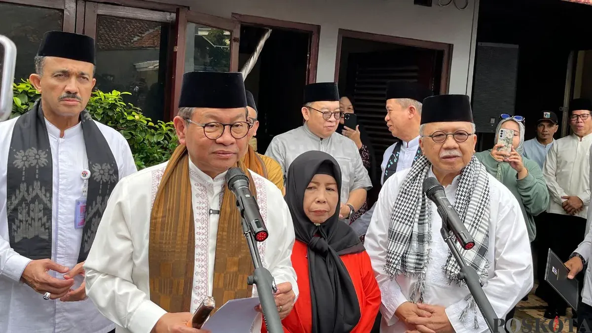 Gubernur Jakarta Pramono Anung saat menyampaikan pernyataan kepada awak media soal BBM ditengah situasi Global, di Jagakarsa, Jakarta Selatan, Jumat, 6 Maret 2026. (Sumber: Poskota/M Tegar Jihad)