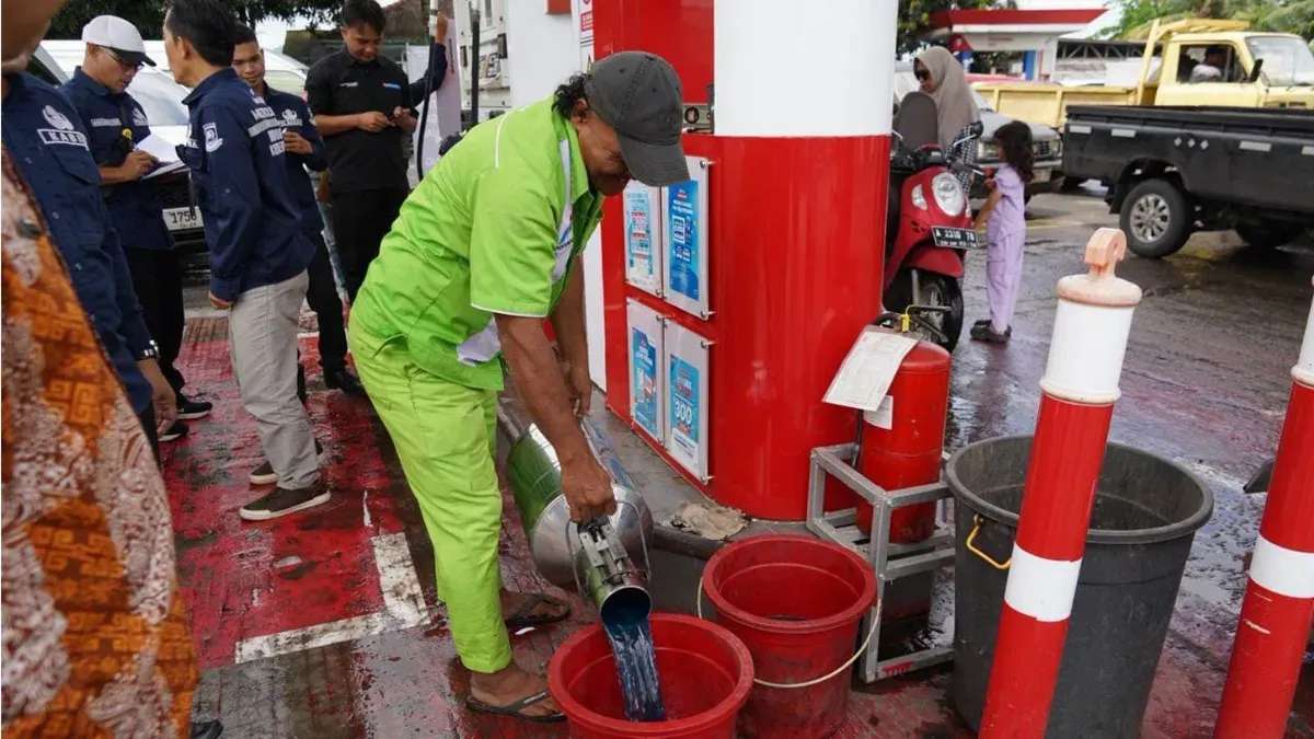 Petugas Disperindag Kota Cilegon melaksanakan sidak untuk mengetahui takaran ukuran BBM di sejumlah SPBU di wilayah Kota Cilegon, Jumat, 6 Maret 2026. (Sumber: Dok.Disperindag Kota Cilegon)