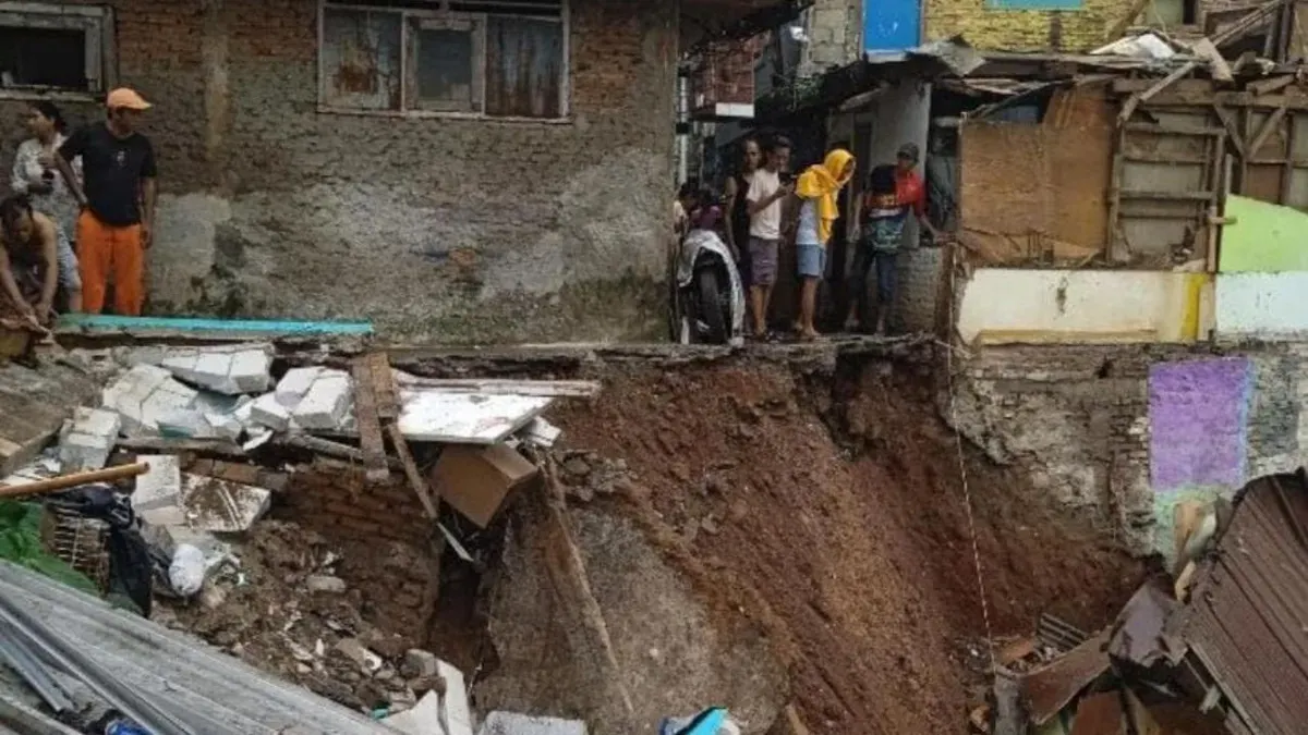 6 rumah kontrakan di Tebet, Jakarta Selatan roboh akibat tanah longsor pada Jumat, 6 Maret 2026. (Sumber: Istimewa)
