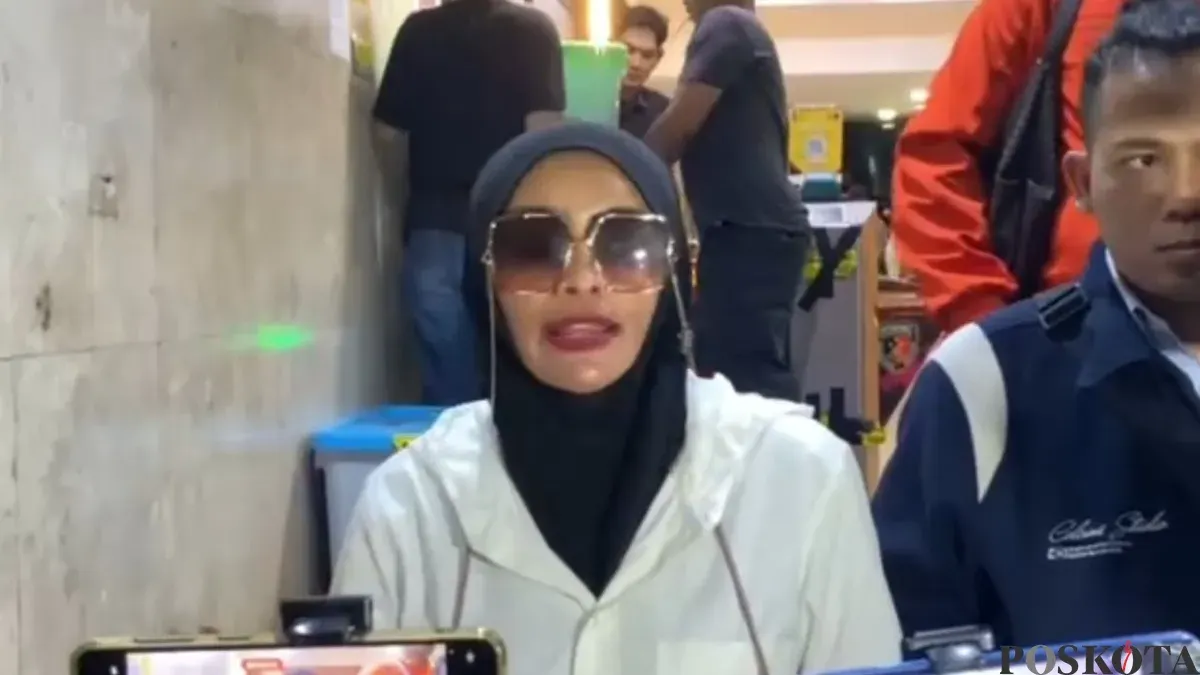 Dokter dan influencer kecantikan Samira Farahnaz atau yang dikenal sebagai Doktif saat ditemui di Polda Metro Jaya, Jakarta Selatan, Jumat, 7 Maret 2026. (Sumber: Poskota/Ali Mansur)