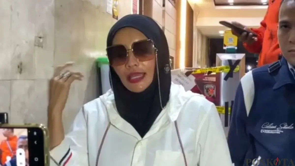 Dokter dan influencer kecantikan Samira Farahnaz atau yang dikenal sebagai Doktif saat ditemui di Polda Metro Jaya, Jakarta Selatan, Jumat, 7 Maret 2026. (Sumber: Poskota/Ali Mansur)