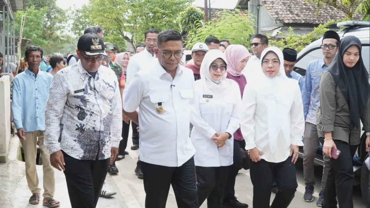 Gubernur Banten, Andra Soni saat meninjau salah satu hasil pembangunan jalan di Pandeglang melalui program Bang Andra. (Sumber: Istimewa)