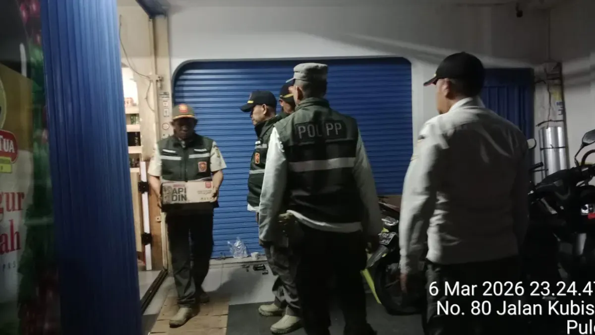 Petugas Satpol PP Kota Jaksel menggrebek toko warung kelontong menjual miras tanpa ijin. (Sumber: Satpol PP Jaksel)