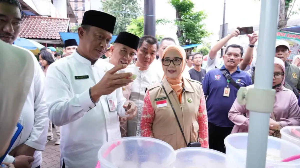 Wali Kota Jakarta Timur Munjirin bersama Kepala BBPOM DKI Jakarta, Sofiyani Chandrawati saat pengecekan makanan takjil di Pasar Rawamangun, Kecamatan Pulogadung, Jakarta Timur, pada Jumat 6 Maret 2026. (Sumber: Pemkot Jaktim)