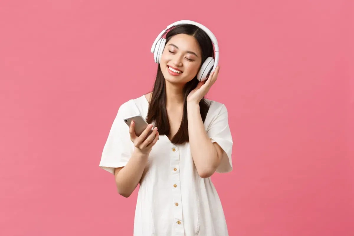 Daftar aplikasi streaming musik yang bisa dicoba sebagai alternatif Spotify. (Sumber: Freepik/benzoix)