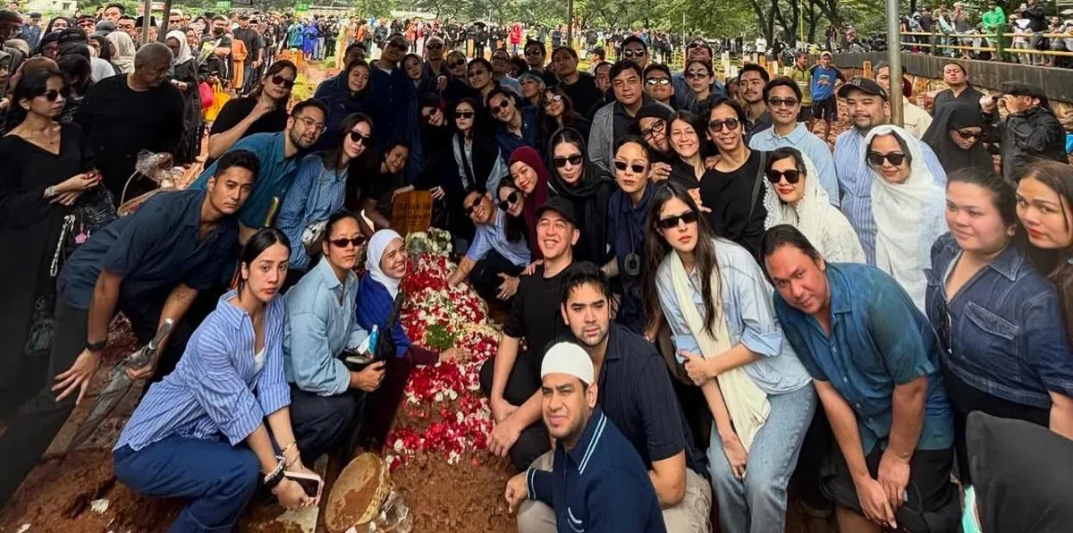 Para sahabat dekat Vidi Aldiano terlihat kompak mengenakan pakaian berwarna biru saat menghadiri prosesi pemakaman. (Sumber: Instagram/@ranggazlaksmana.)