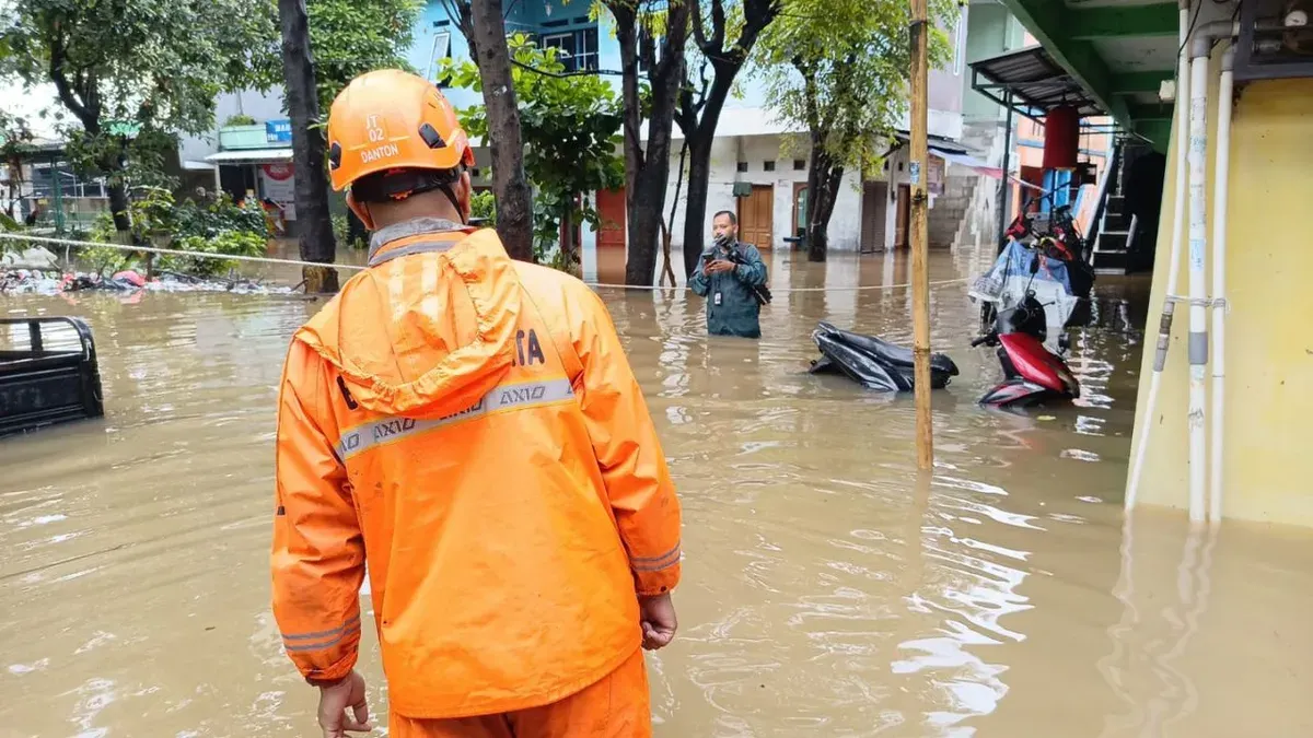Petugas BPBD menyusuri banjir di salah sebuah tempat di Jakarta, Minggu, 8 Maret 2026. (Sumber: Dok. Istimewa)