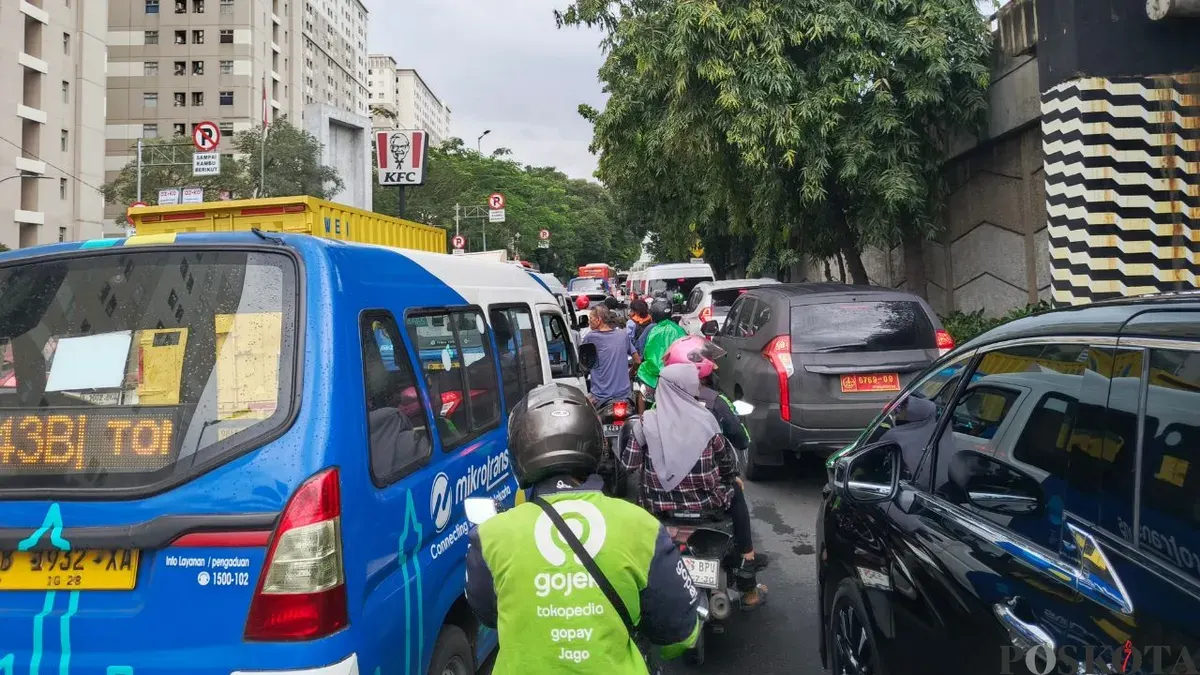 Ilustrasi kepadatan lalu lintas di Jalan Taman Makam Pahlawan (TMP) Kalibata, Jakarta Selatan setelah hujan deras. (Sumber: Poskota/Ali Mansur)