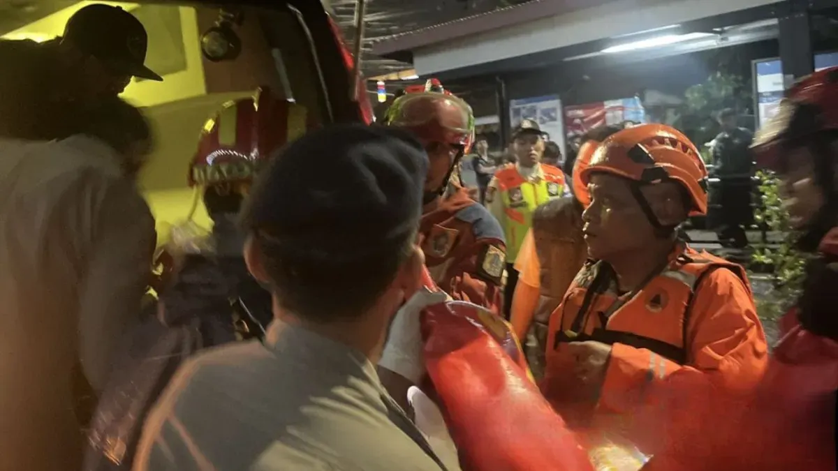Korban tewas tertimpa pohon di Jalan Raya Lenteng Agung, Jagakarsa, Jakarta Selatan, dievakuasi petugas, Minggu, 8 maret 2026. (Sumber: Dok. BPBD Jakarta)