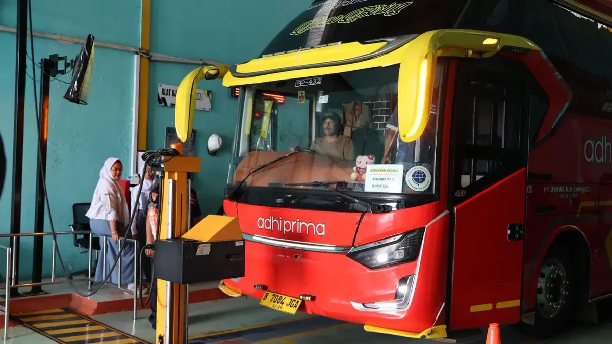 Kegiatan Ramp Check terhadap salah satu armada bus yang akan digunakan pada mudik gratis Pemkab Tangerang. (Sumber: Istimewa)
