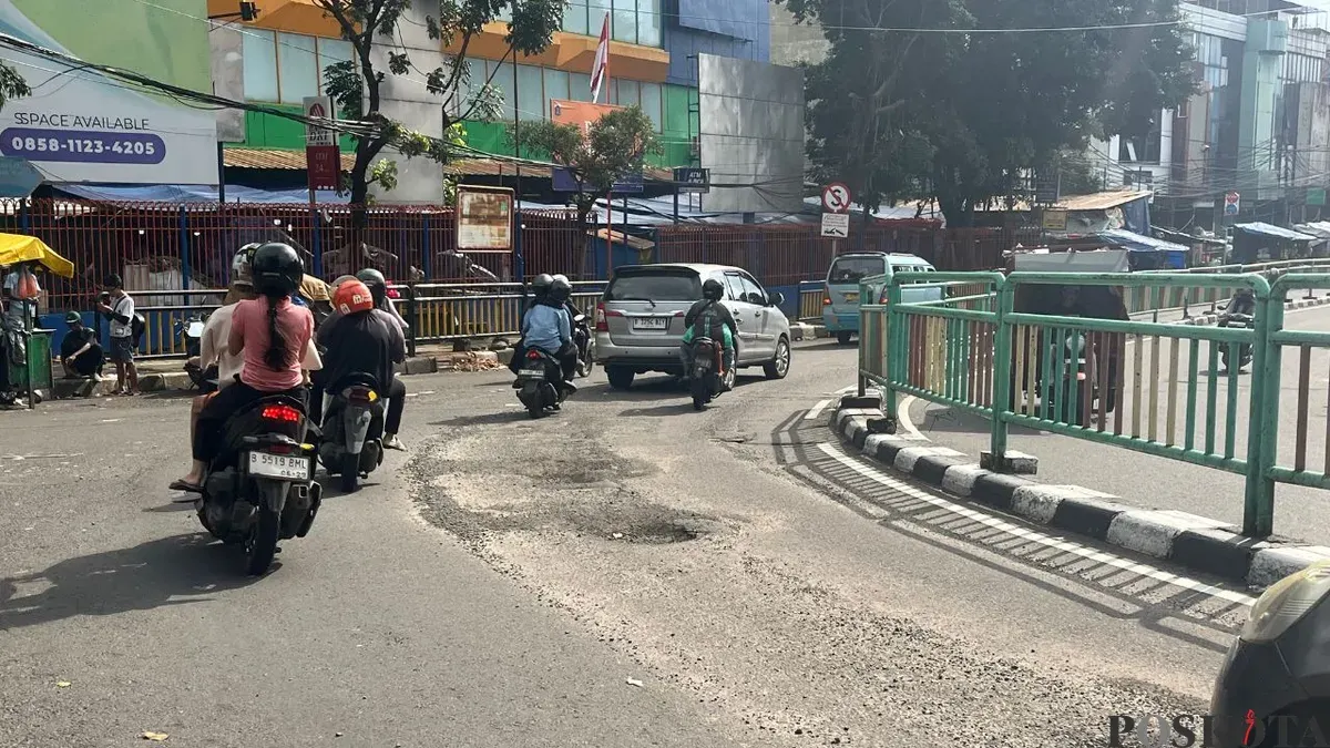 Ruas jalan yang berada persis di depan Pasar Palmerah Kelurahan Gelora Kecamatan Tanah Abang, Jakarta Pusat, terlihat berlubang, Minggu, 8 Maret 2026. (Sumber: Poskota/Pandi Ramedhan)