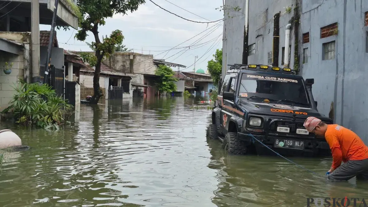 Banjir yang terjadi di Perumahan Villa Tomang Baru, Desa Gelam Jaya, Kecamatan Pasar Kemis, Kabupaten Tangerang, Minggu, 8 Maret 2026. (Sumber: Poskota/Veronica Prasetio)