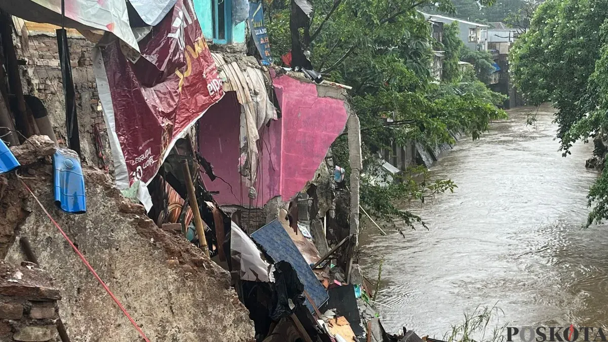 Kondisi bangunan rumah kontrakan di Jalan X, Kebon Baru, Tebet, Jakarta Selatan, yang rusak akibat bencana longsor, Sabtu, 7 Maret 2026. (Sumber: Poskota/Pandi Ramedhan)