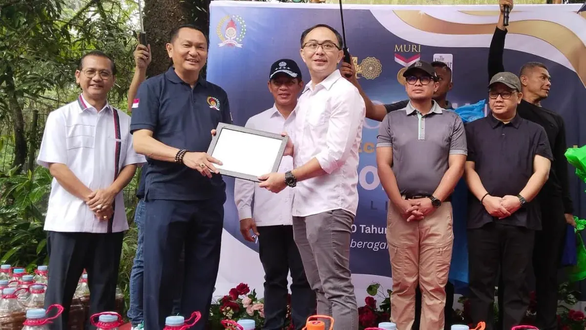 Perwakilan Alam Sutera, Andre Simandjaja menerima penghargaan. (Sumber: Istimewa)